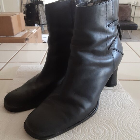 Cute and Comfortable Black Leather Zip-Up Low Ankle Boot Platform Heels Size 8 - Picture 2 of 8